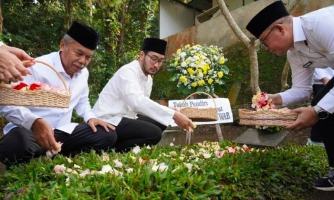 
					Ziarah Makam Tokoh Pendiri, Bupati KBB Jeje dan Wakil Bupati Asep  Tebar Spirit Pengabdian Jelang HUT Ke-18