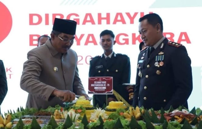 
					Bupati Anwar Sadat Hadiri Syukuran HUT Bhayangkara ke-79 di Polres Tanjab Barat