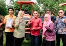 Bupati Musi Rawas Bagikan 12 Kelompok Tani Bantuan Alsintan Traktor Roda 4, Ini Pesan  Ratna Machmud