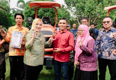 Bupati Musi Rawas Bagikan 12 Kelompok Tani Bantuan Alsintan Traktor Roda 4, Ini Pesan  Ratna Machmud