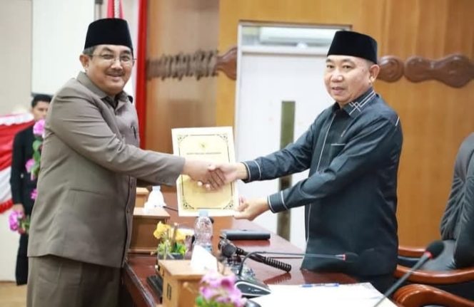 
					Bupati Tanjab Barat Hadiri Rapat Paripurna DPRD Bahas Tanggapan Rancangan Perda dan Pembentukan Pansus