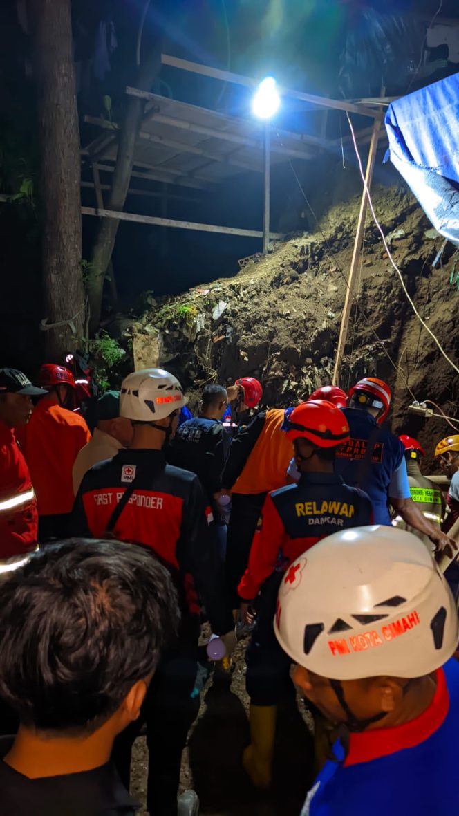 
					Dua Korban Tertimbun Longsor di Cimahi, BPBD Lakukan Kaji Cepat dan Evakuasi