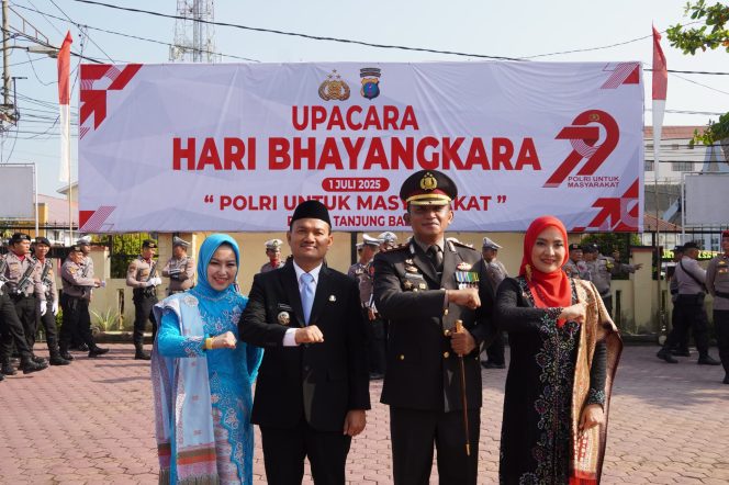 
					Hadiri Hari Bhayangkara Ke-79, Wali Kota Tanjungbalai Doakan Polri Makin Profesional dan Dicintai Masyarakat