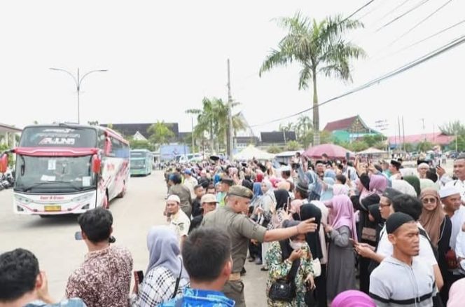 
					Bupati Anwar Sadat Sambut Kepulangan Jamaah Haji Kloter 19 Asal Tanjab Barat