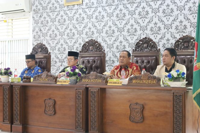 
					Wakil Wali Kota Tanjungbalai Hadiri Rapat Paripurna Dengan Agenda Pandangan Umum Fraksi Terhadap Nota Pengantar Ranperda RPJMD 2025-2029 dan Ranperda Pertanggungjawaban Pelaksanaan APBD 2024