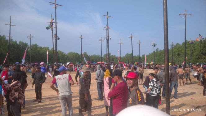 Bupati Anwar Sadat Buka Lomba Panjat Pinang, 60 Batang disapkan untuk warga memeriahkan HUT RI ke 80