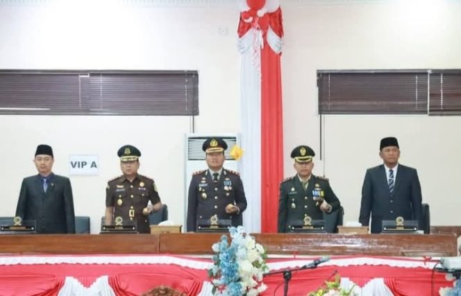 Bupati Bersama DPRD Tanjung Jabung Barat Dengarkan Pidato Presiden RI Dalam Rangka HUT RI Ke-80