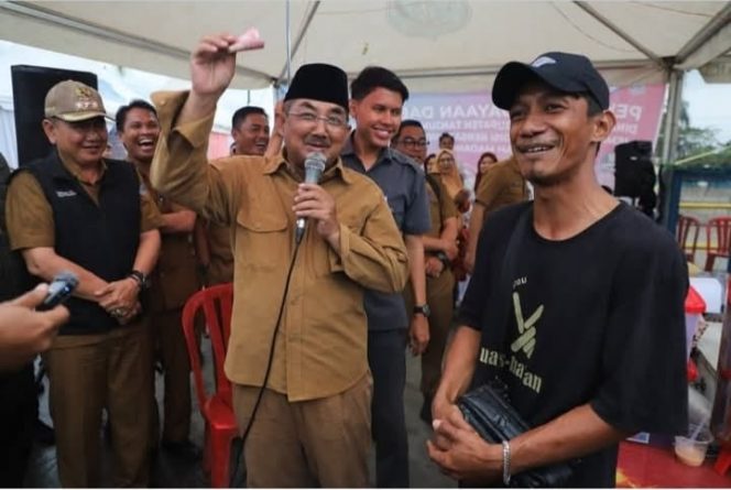 Bupati Tanjab Barat Saksikan Final Permainan Gasing, Ajak Warga Meriahkan HUT RI dan Hari Jadi Daerah