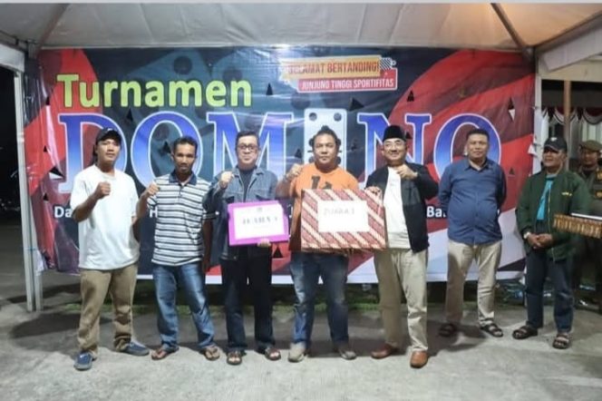 Bupati Tanjab Barat Tutup Turnamen Domino 2025, Serahkan Hadiah Kepada Para Pemenang