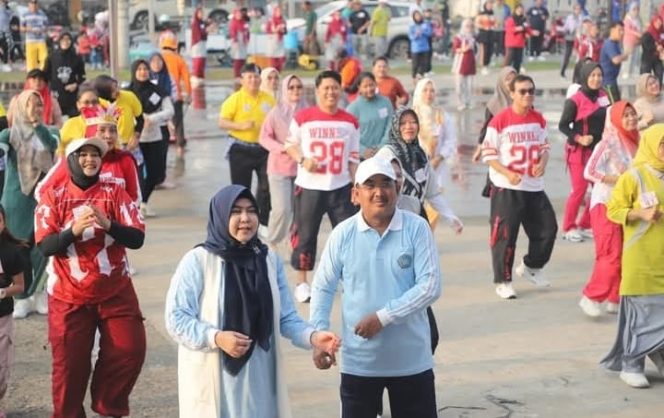 Bupati Tanjab Barat dan Ketua TP-PKK Ikuti Lomba Senam Bersama Meriahkan HUT ke-60 Kabupaten dan HUT RI ke-80