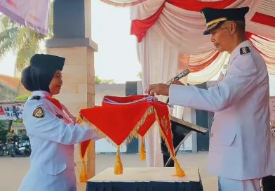 Haru Warnai Upacara Penurunan Bendera HUT ke-80 RI di Kecamatan Dramaga