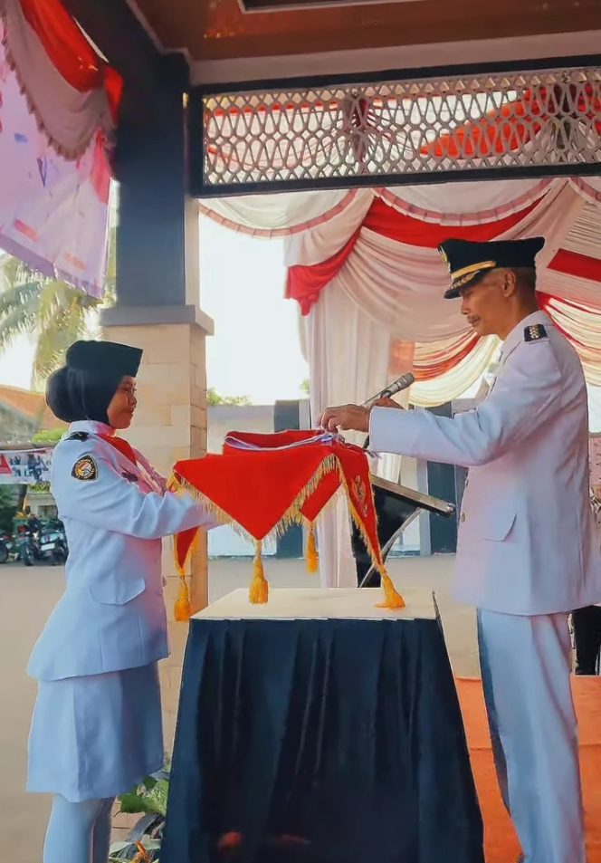 
					Haru Warnai Upacara Penurunan Bendera HUT ke-80 RI di Kecamatan Dramaga