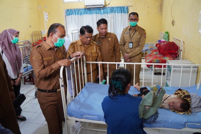 
					Wali Kota dan Wakil Wali Kota Tanjungbalai Berikan Bingkisan kepada Bayi yang Lahir Tepat 17 Agustus 2025 Di RSUD Dr Tengku Mansyur