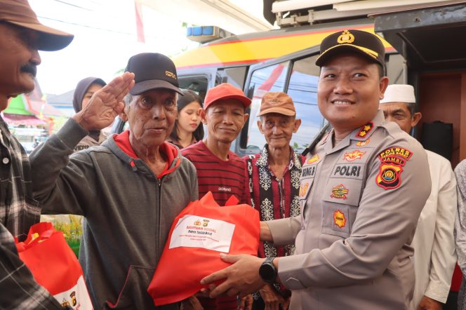 Kapolres Tanjab Barat Salurkan Bantuan Sosial dalam Rangka HUT RI ke-80