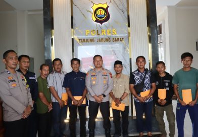 Kapolres​ Tanjab Barat Salurkan Bantuan kepada Korban Angin Puting Beliung Desa Pembengis  ​