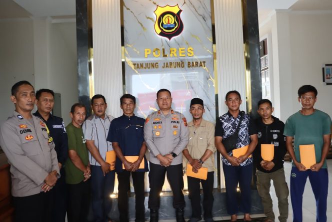 
					Kapolres​ Tanjab Barat Salurkan Bantuan kepada Korban Angin Puting Beliung Desa Pembengis  ​