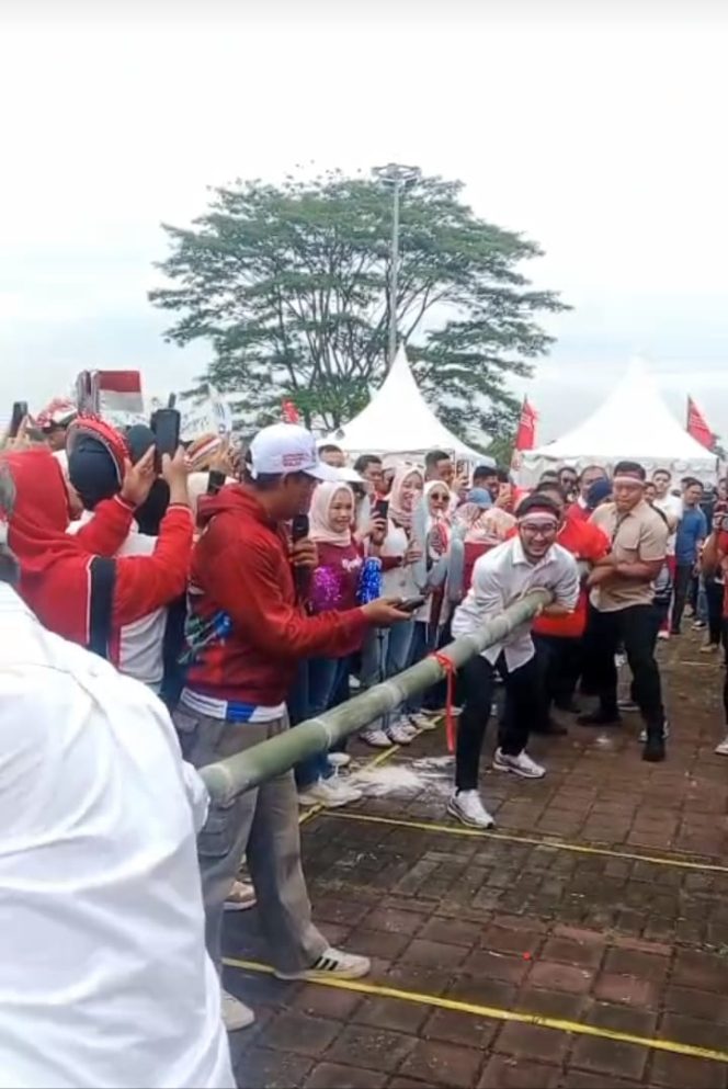 
					Uniknya Perayaan HUT RI ke-80, Bupati dan Wakil Bupati Bandung Barat Adu Gengsi di Lapangan