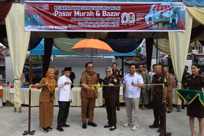 
					Wakil Wali Kota Muhammad Fadly Abdina Apresiasi Kegiatan Pasar Murah dan Bazaar Kejari Tanjungbalai Sambut Hari Lahir Kejaksaan ke 80