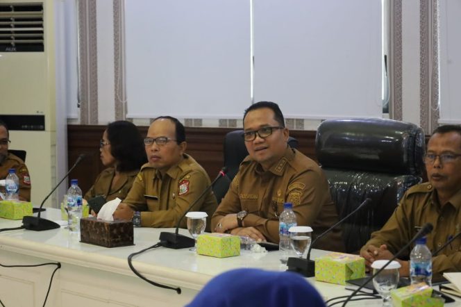 
					Wakil Wali Kota Tanjungbalai Memimpin Rapat Revitalisasi Perdagangan Kawasan di Jalan Bahtiar Chusa Menjadi Pusat Jajanan Makanan dan Minuman KHAS (Kuliner, Halal, Aman, Sehat)