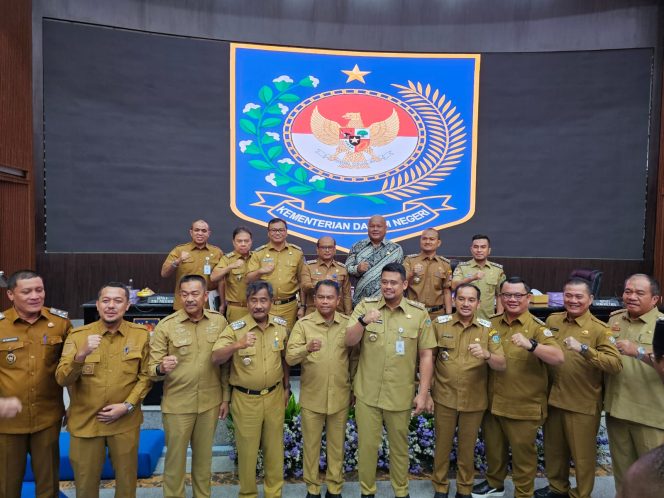 
					Wali Kota Tanjungbalai Hadiri Pertemuan Forum 8 (Delapan) Gubernur Percepatan Eliminasi TBC di Indonesia, Mahyaruddin Salim : Komitmen dan Keseriusan dalam Penanganan TBC  di daerah