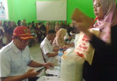 Warga Desa Cibening Antusias Terima Bansos Beras 20 Kg, Ketua FPK Apresiasi Tepat Sasaran