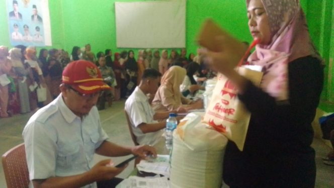 
					Warga Desa Cibening Antusias Terima Bansos Beras 20 Kg, Ketua FPK Apresiasi Tepat Sasaran
