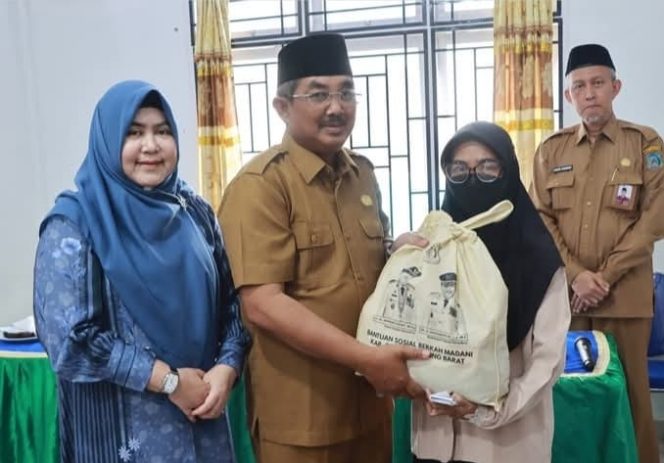 Bupati Anwar Sadat dan Ketua TP-PKK Salurkan Kartu Keluarga Sejahtera dan Bantuan Sembako untuk Masyarakat