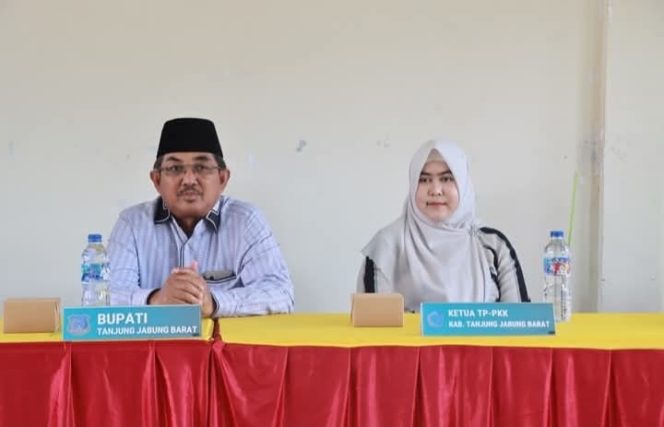 Bupati Tanjab Barat didampingi Ketua TP PKK Salurkan Bantuan Sosial Bagi Lansia, Disabilitas, dan Masyarakat Kurang Mampu di Kecamatan Bram Itam