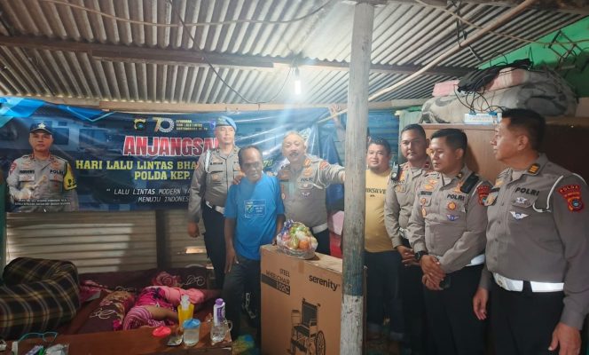 
					Dirlantas Polda Babel Salurkan Bantuan Kursi Roda Kepada Ibu Penderita Stroke di Pangkalpinang