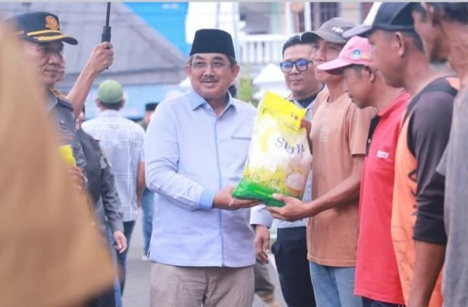 Bupati Tanjab Barat Salurkan Bansos Bagi Abang Becak, Ojol, dan Tukang Gerobak dalam Peringatan Hari Perumahan Nasional