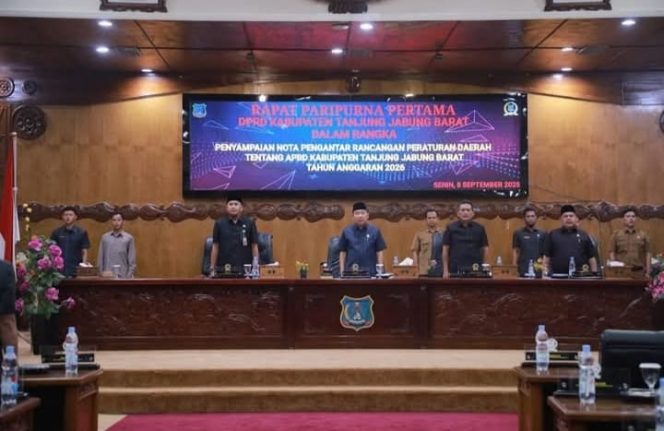 Mewakili Bupati, Sekda Hadiri Rapat Paripurna Penyampaian Nota Ranperda APBD Tanjab Barat 2026