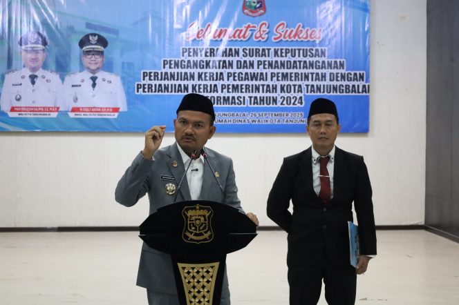 
					Pesan Wali Kota Tanjungbalai Saat Serahkan SK Pengangkatan PPPK Formasi 2024 Kepada 247 Orang, Jadilah ASN BerAKHLAK