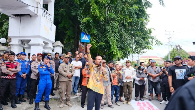 
					Temui Massa API, Wali Kota dan Forkopimda Tanjungbalai Setujui Pembatalan Hibah Bagi Forkopimda dan Akan Selalu Berpihak Atas Kepetingan Masyarakat