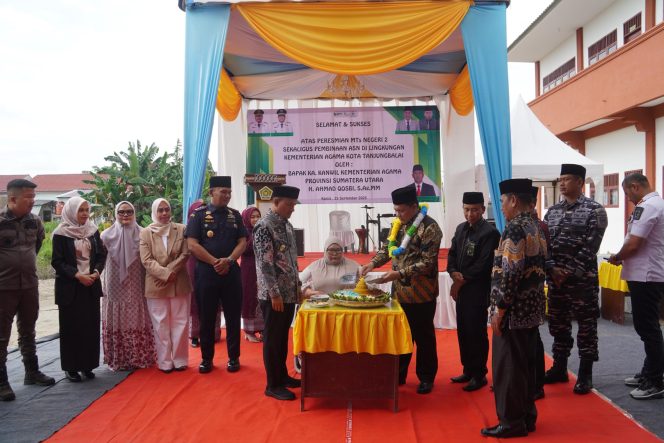 
					Wali Kota Tanjungbalai Serahkan Produk Hukum Akta Nikah dan Dokumen Kependudukan Kepada 37 Peserta Sidang Isbat Nikah Terpadu