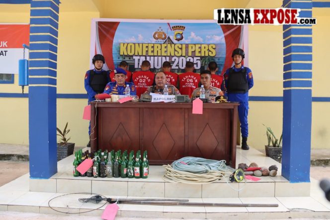 
					Sat Polairud Polres Belitung Timur Gelar Konferensi Pers Penangkapan Ilegal Fishing dengan Cara Pengeboman Ikan