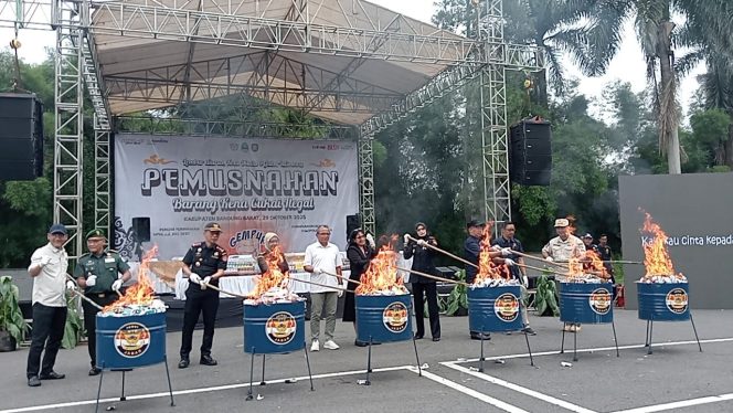 Aksi Tegas Bea Cukai Jabar : 6,8 Juta Batang Rokok Ilegal Dimusnahkan di Bandung Barat