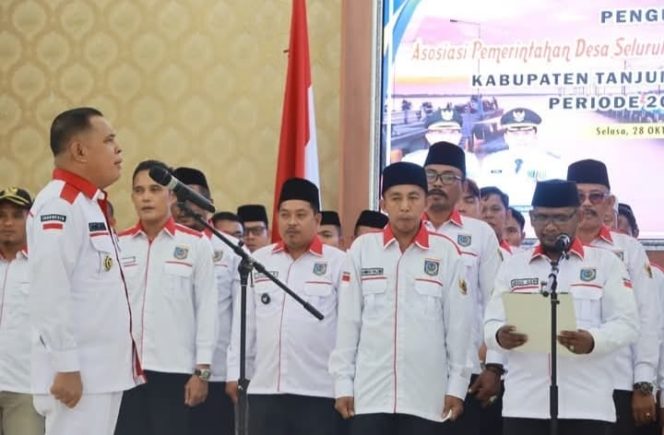 Bupati Anwar Sadat Lantik Pengurus APDESI Merah Putih Tanjung Jabung Barat, Masa Bakti 2025-2030