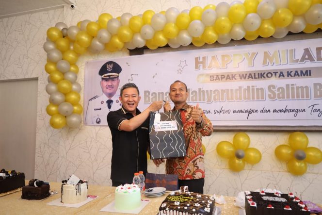 
					Forkopimda Tanjungbalai Berikan Surprise di Ulang Tahun Ke-43 Wali Kota Mahyaruddin Salim