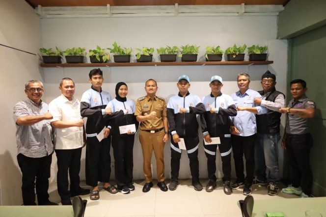 
					Wali Kota Mahyaruddin Salim Melepas 5 Atlet Bela Diri Kota Tanjungbalai Mewakili Sumut Ikuti PON II di Kudus