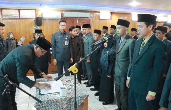 
					Mewakili Bupati, Sekda Tanjab Barat Lantik 52 Pejabat Eselon III dan IV