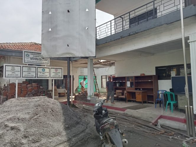 
					Pemerintah Desa Citeureup Renovasi Kantor Desa Menggunakan Dana Bankeu Tahun Anggaran 2025