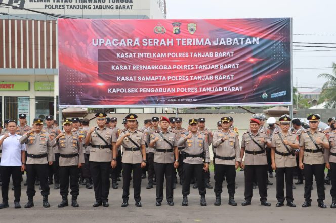 
					Penyegaran Organisasi Kapolres Tanjab Barat Pimpin Sertijab Empat Pejabat Utama