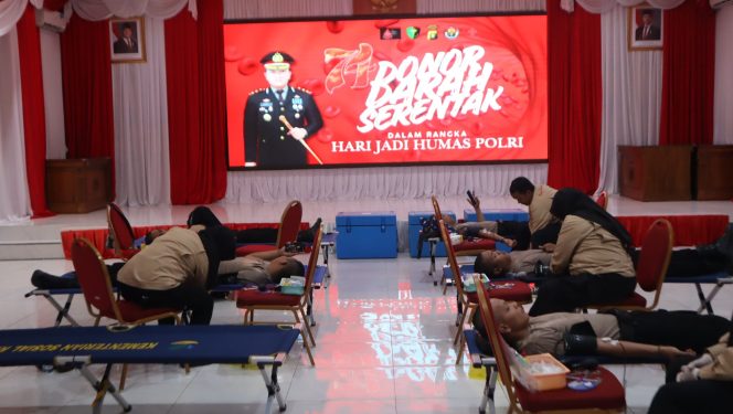 
					Polres Tanjab Barat Gelar Donor Darah Serentak, Humas Polri Ke-74: Aksi Kemanusiaan Wujud Kepedulian Polri  ​