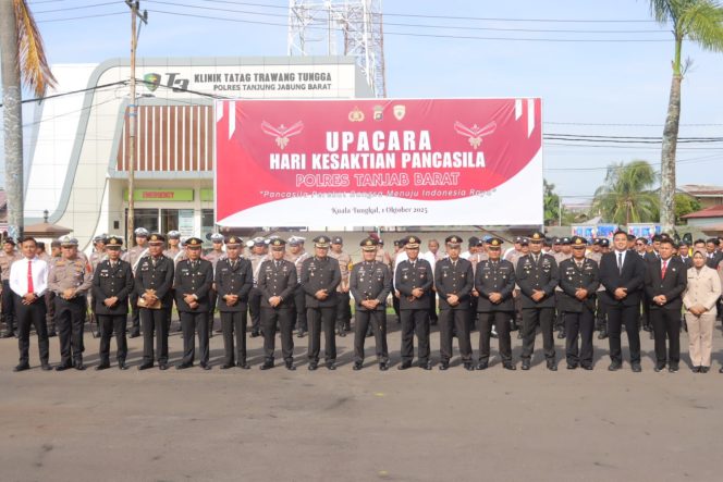 
					Upacara Kesaktian Pancasila, Kapolres Tanjab Barat Beri Penghargaan pada Personel Berprestasi