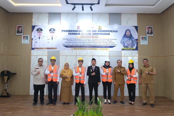 
					Wali Kota Mahyaruddin: Pembekalan dan Uji Kompetensi Kontruksi Penting Dalam Meningkatkan Kualitas dan Keterampilan SDM di Bidang Kontruksi
