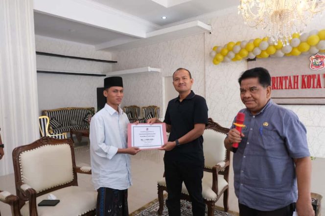 
					Wali Kota Tanjungbalai Serahkan Voucher Bantuan Beasiswa Kepada 9 Mahasiswa Asal Tanjungbalai, Yang Akan Menempuh Pendidikan Kuliah di Universitas Al-Azhar Kairo Mesir
