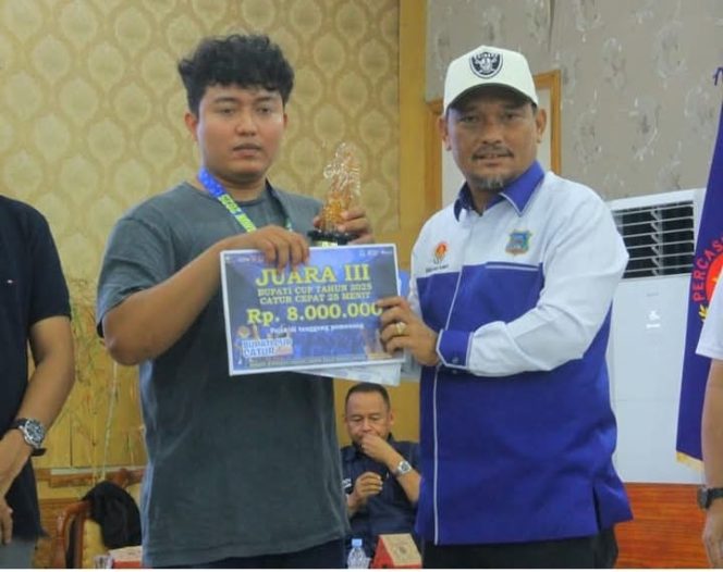 
					Mewakili Bupati, Sekda Tanjab Barat Tutup Open Turnamen Bupati Cup Catur 2025