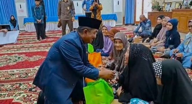 
					Bupati Tanjung Jabung Barat Serahkan Bantuan kepada Istri Veteran di Hari Pahlawan