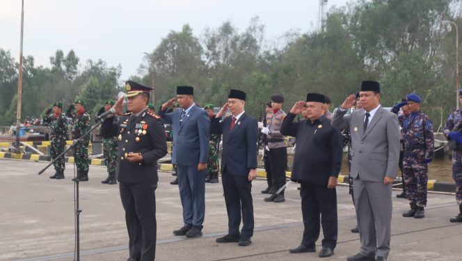 
					Kapolres Tanjab Barat Pimpin Upacara Pelarungan Bunga di Hari Pahlawan