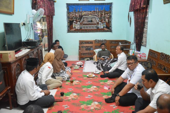 
					Wali Kota Tanjungbalai Jenguk ASN Alami Kecelakaan Saat Bekerja